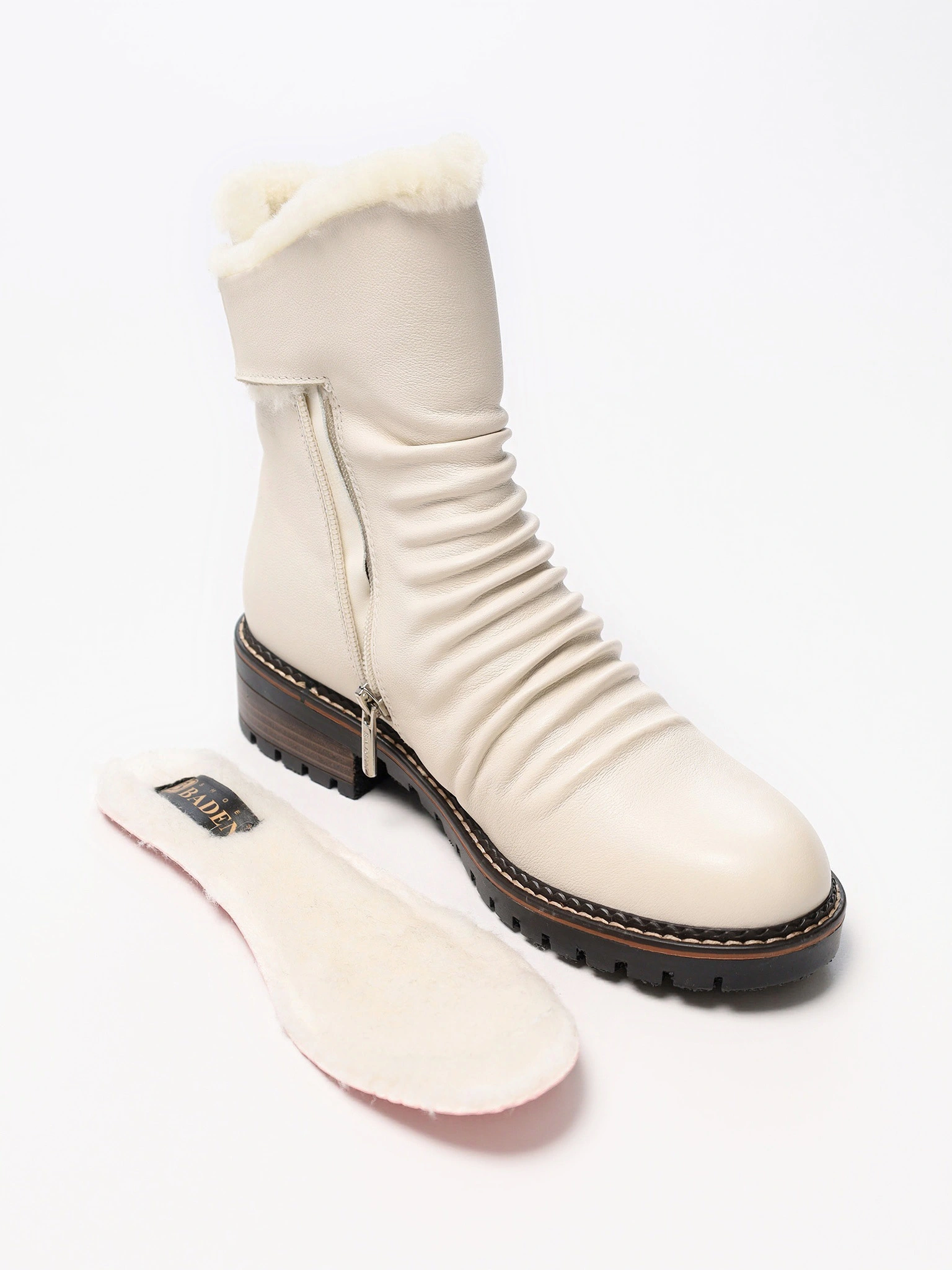 Ботинки молочного цвета на среднем каблуке